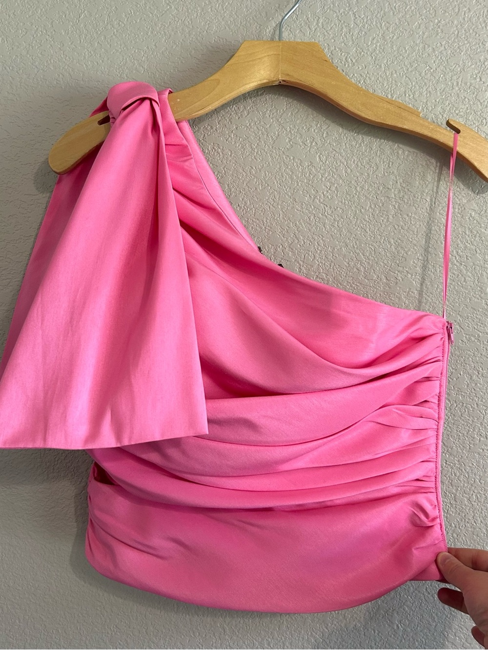 4SI3NNA // Hot Pink One Shoulder Top
